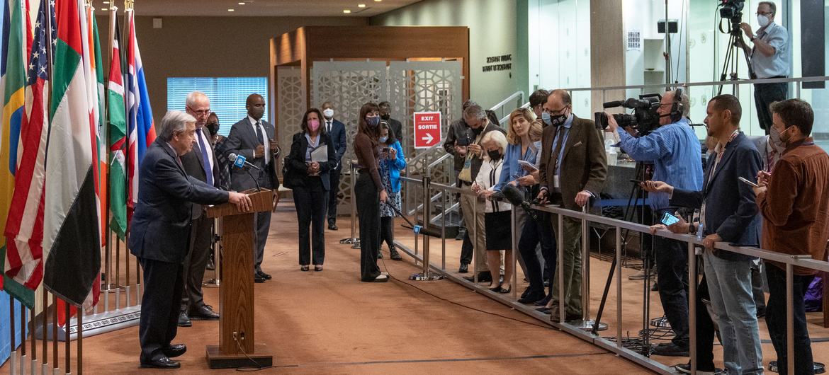 Secretary-General António Guterres (at podium) briefs reporters on climate change and the UN Climate Change Conference (COP27) in Egypt. Secretary-General António Guterres (at podium) briefs reporters on climate change and the UN Climate Change Conference (COP27) in Egypt.
